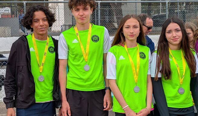 Les minimes mixte vice champions d académie sur le relais 4x1000m.