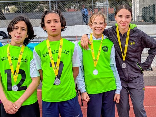 L équipe benjamins mixte vice championne d académie sur le relais 4x1000m .